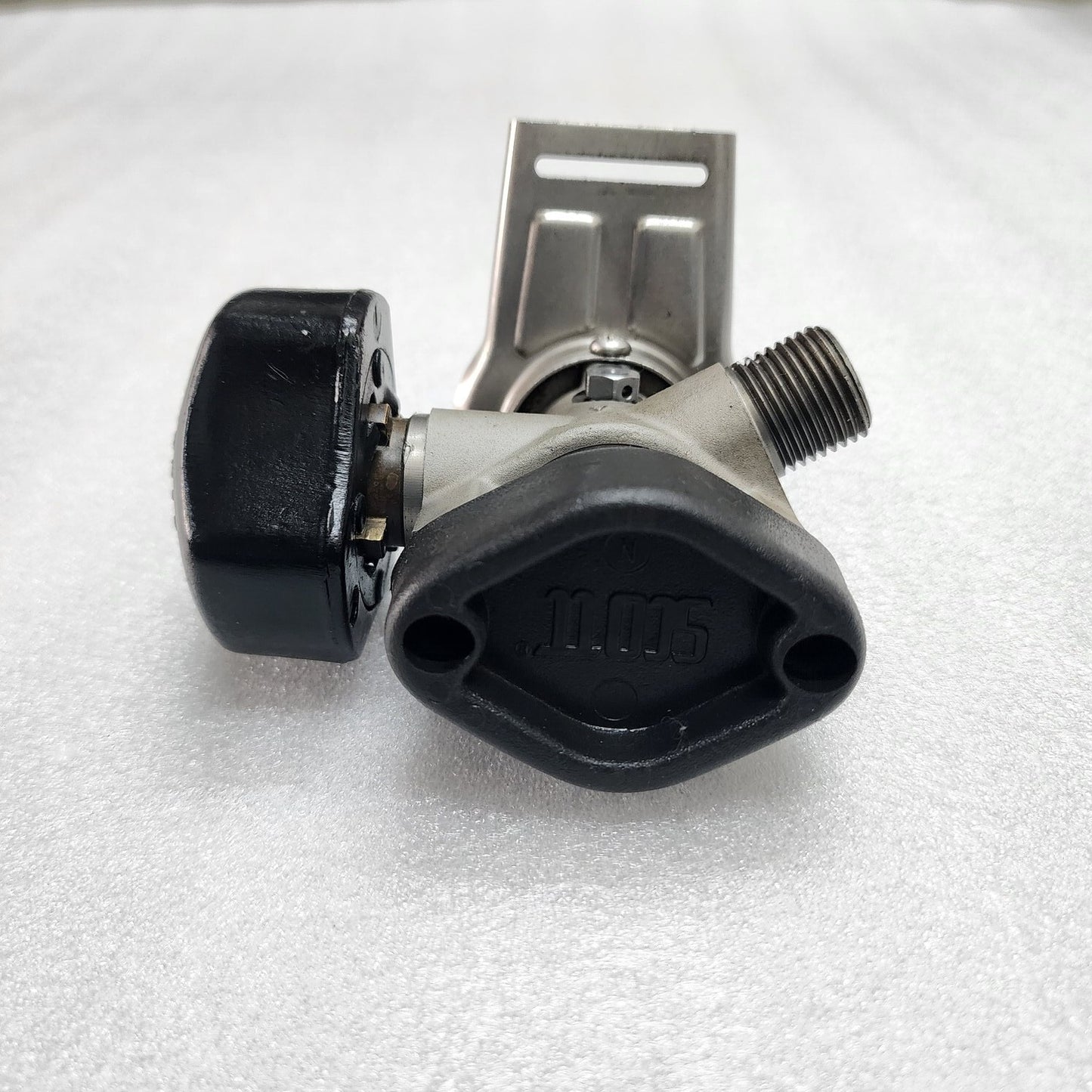 SCOTT BREATHING AIR CYLINDER VALVE 2500 PSI THREAD M18