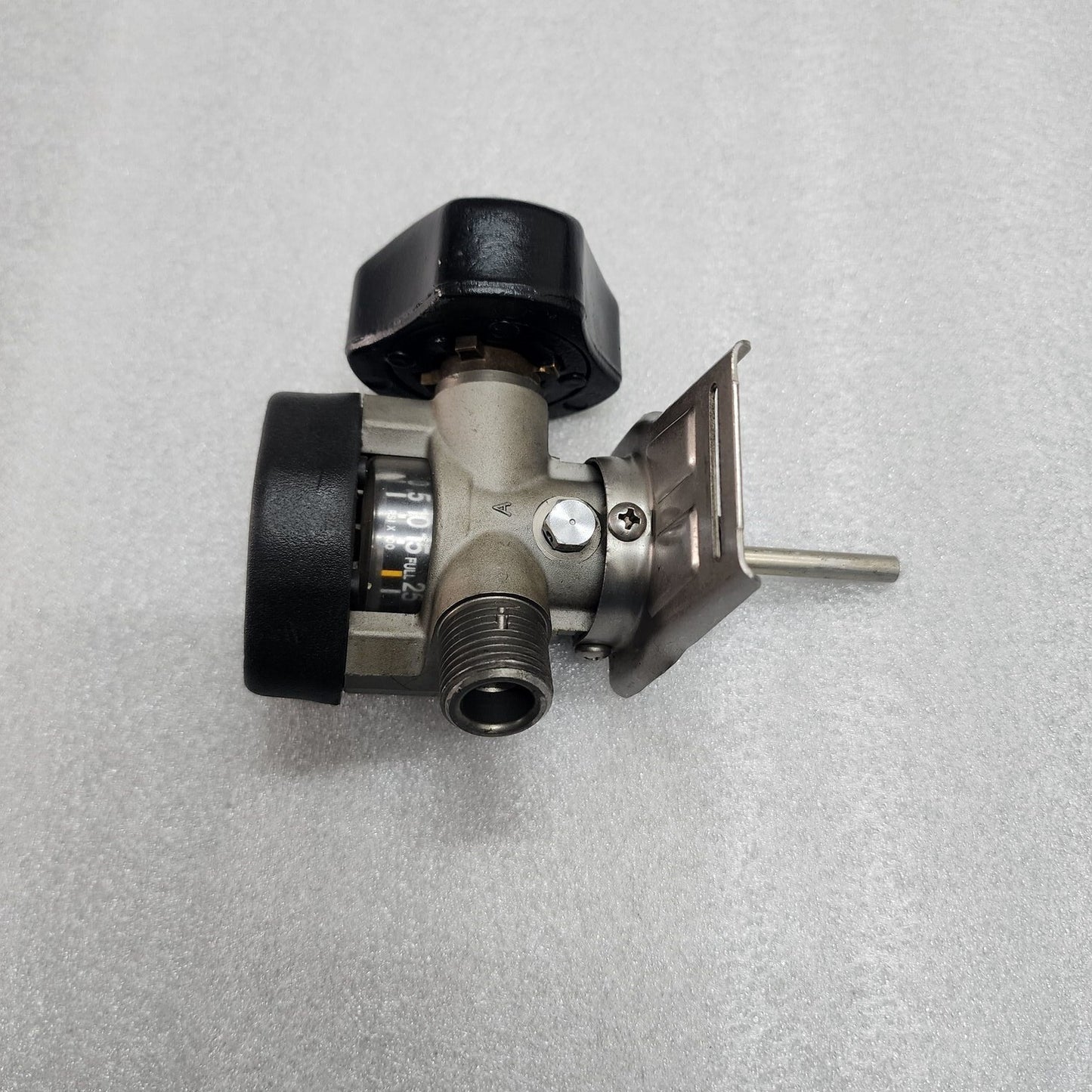 SCOTT BREATHING AIR CYLINDER VALVE 2500 PSI THREAD M18