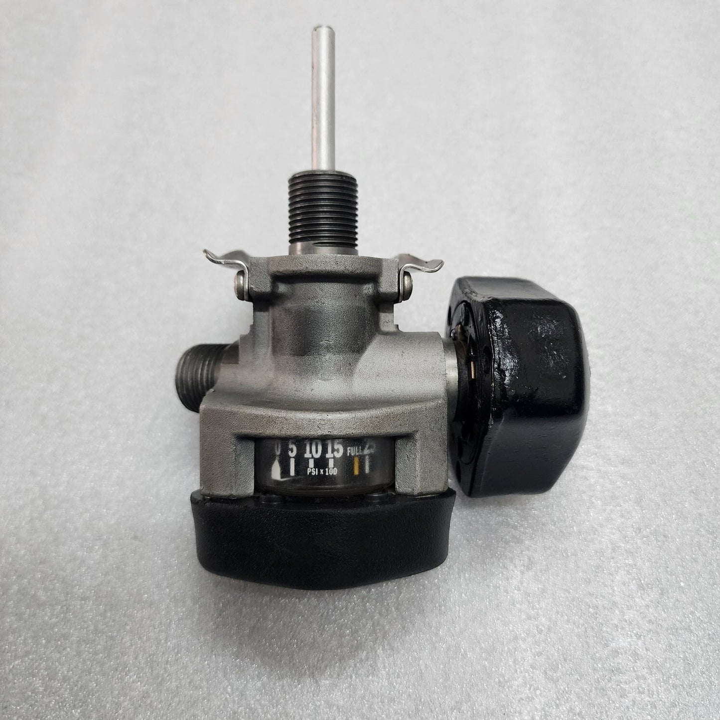 SCOTT BREATHING AIR CYLINDER VALVE 2500 PSI THREAD M18