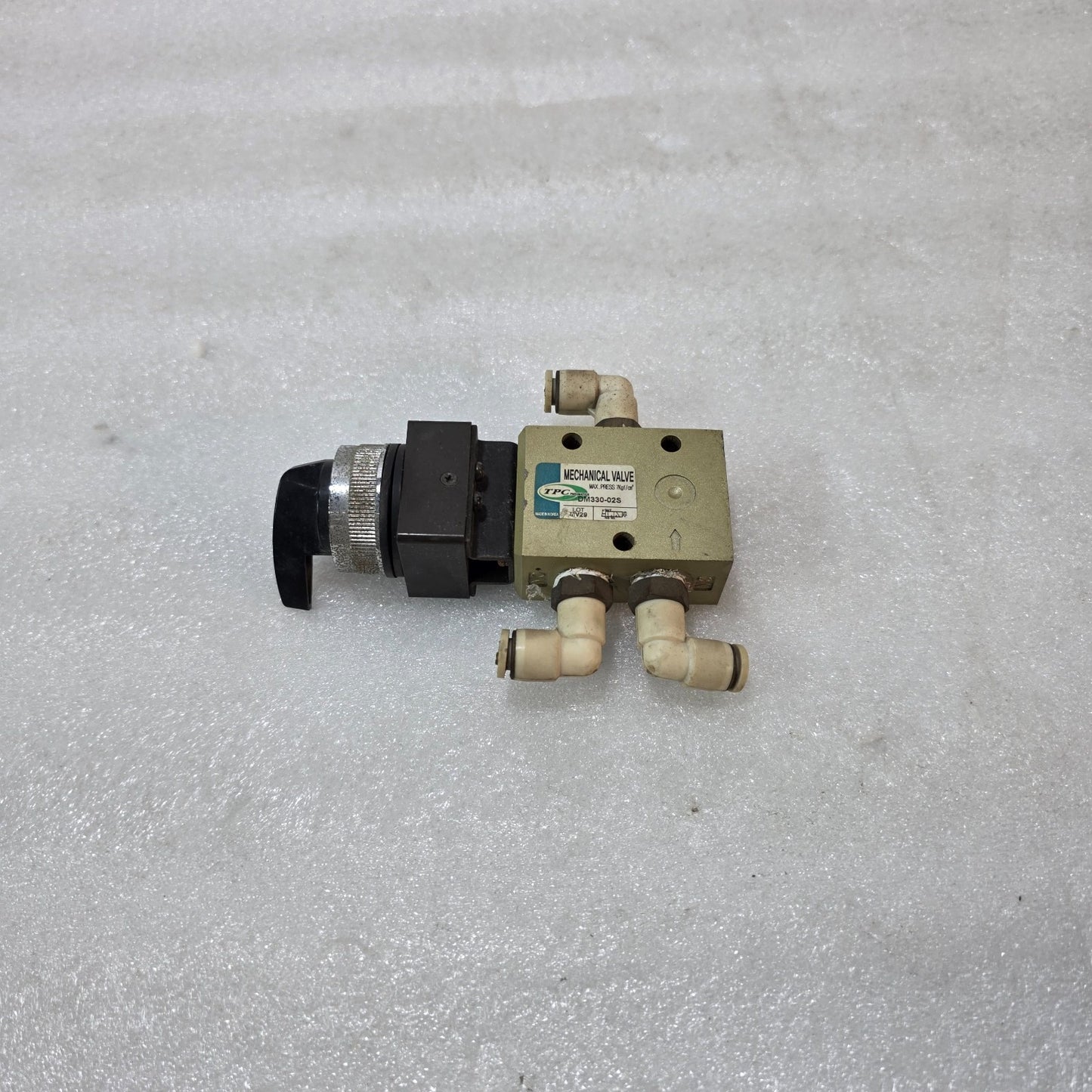 TPC DM330-02S MECHANICAL VALVE PNEUMATIC DIRECTIONAL CONTROL VALVE MAX 7 KG/CM²