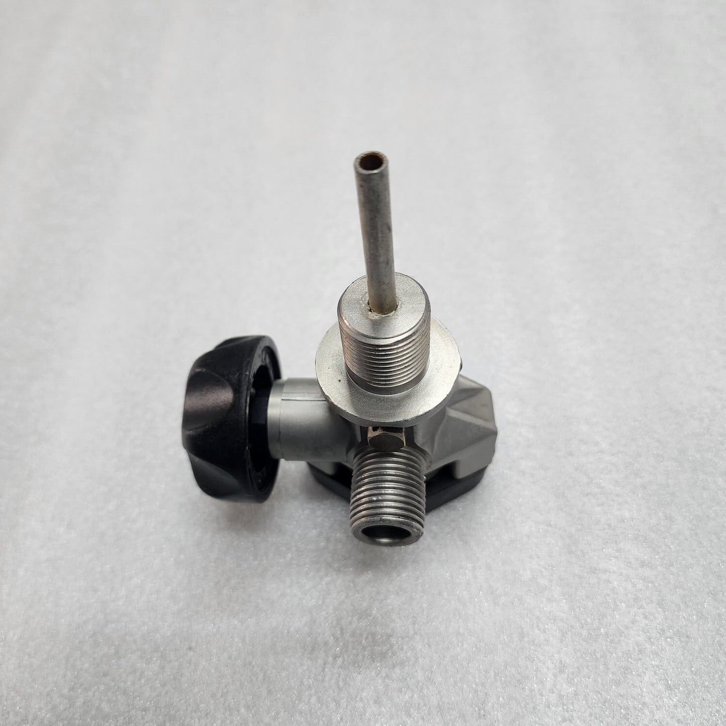 SCOTT BREATHING AIR CYLINDER VALVE 3000 PSI THREAD M18