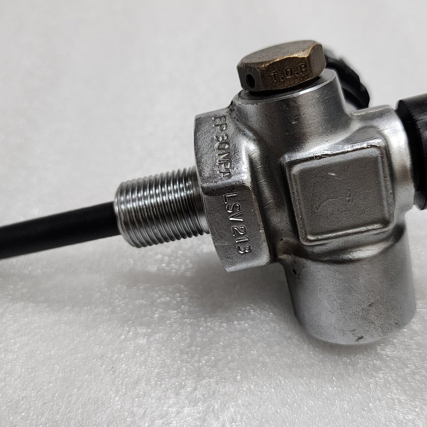 DRAGER AUSTRALIAN BREATHING AIR CYLINDER VALVE 300 BAR THREAD M18