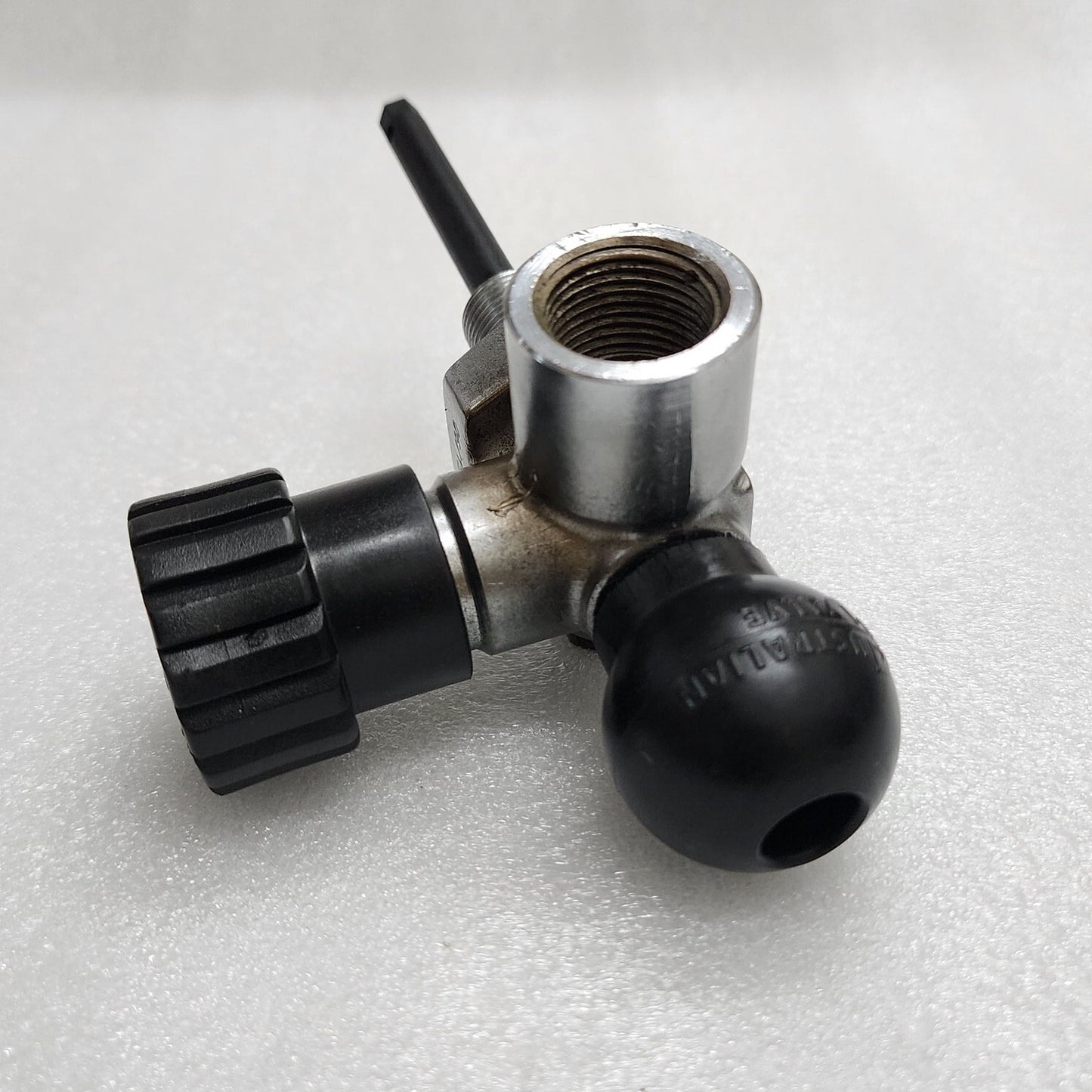 DRAGER AUSTRALIAN BREATHING AIR CYLINDER VALVE 300 BAR THREAD M18