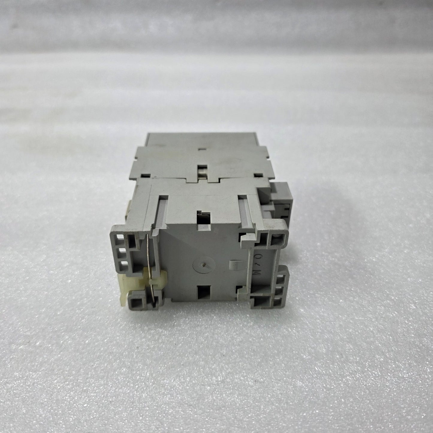ALLEN BRADLEY 100-C30*00 CONTACTOR SER C 3 POLE 65A AC-3 690V 48V AC COIL MOTOR