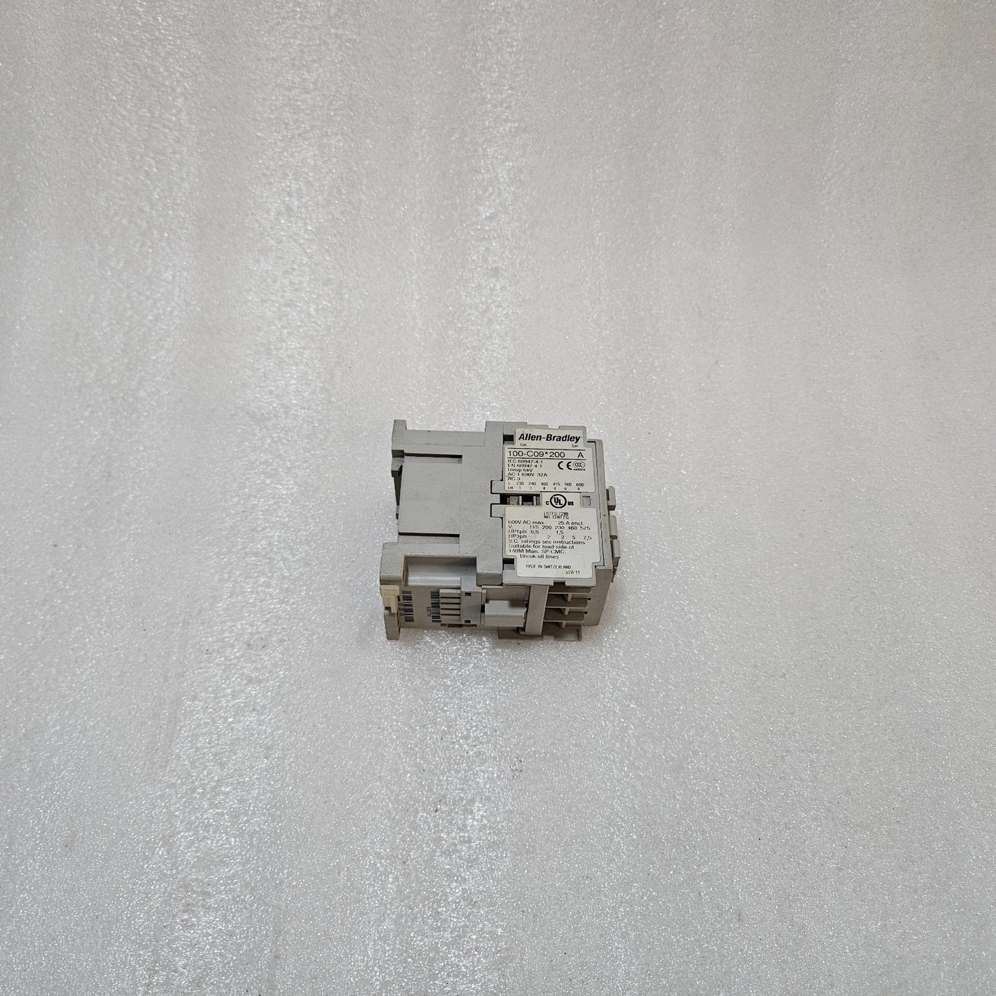 ALLEN-BRADLEY 100-C09*200 A CONTACTOR, 9A IEC MOTOR CONTACTOR, 110–120V AC COIL
