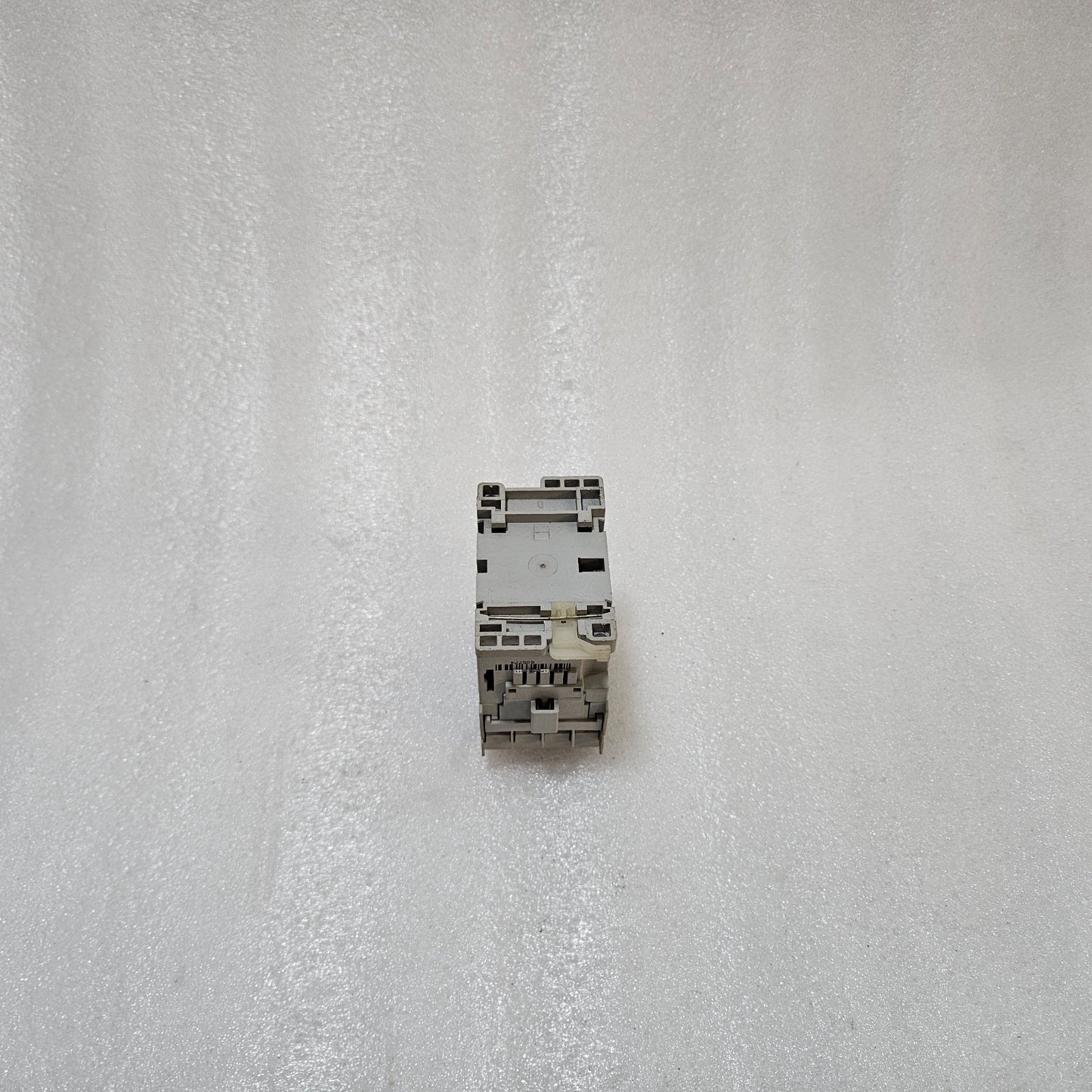 ALLEN-BRADLEY 100-C09*200 A CONTACTOR, 9A IEC MOTOR CONTACTOR, 110–120V AC COIL