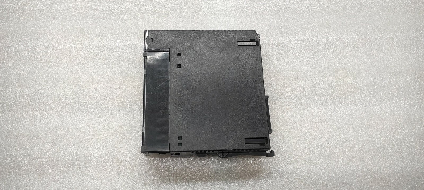 GE IC693MDL240F INPUT MODULE LOCK EDGE BROKEN CHECK THE PHOTOS PROPERLY