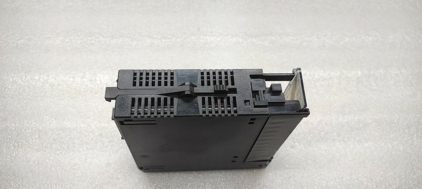 GE IC693MDL240F INPUT MODULE LOCK EDGE BROKEN CHECK THE PHOTOS PROPERLY