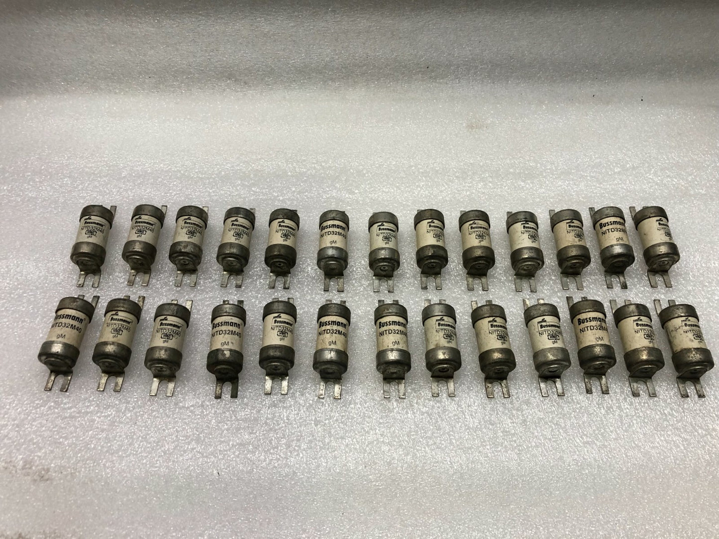 BUSSMANN NITD32M40 BRITISH STANDARD FUSE 32A 415VAC 80KA LOT OF 13 UNIT