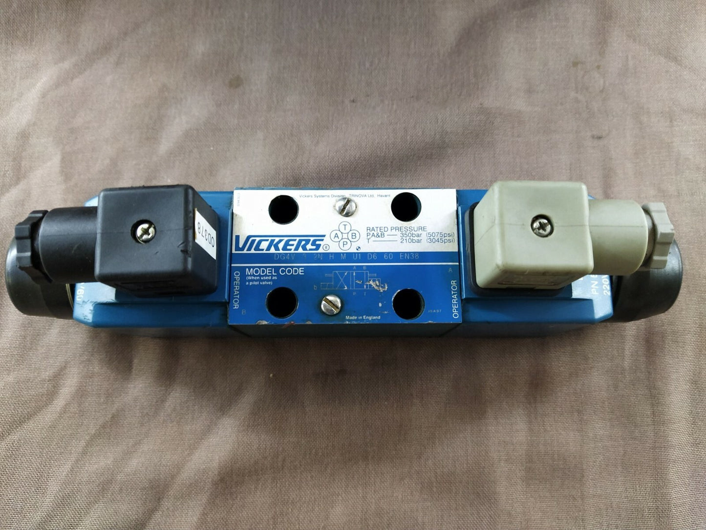 Vickers DG4V 3 2N H M U1 D6 60 EN38 Hydraulic Directional Valve DG4V32NHMU1D660E