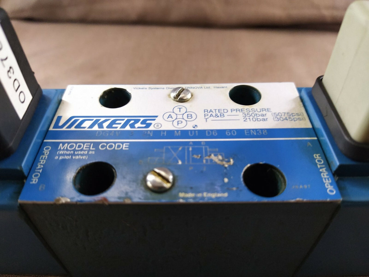 Vickers DG4V 3 2N H M U1 D6 60 EN38 Hydraulic Directional Valve DG4V32NHMU1D660E