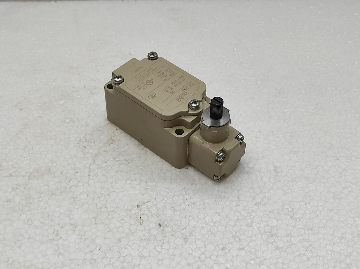 AZBIL 1LS-J553 LIMIT SWITCH NEMA A300
