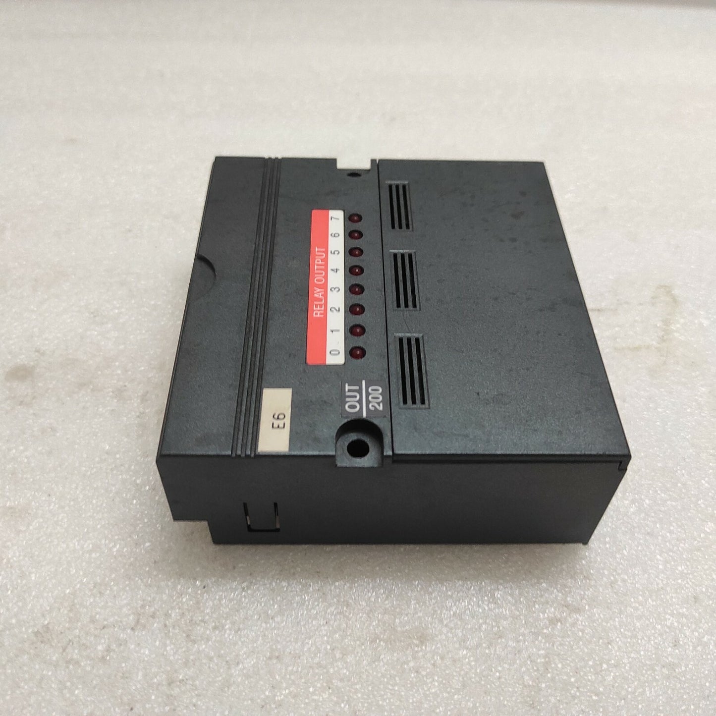 IDEC PFJ-T081U 8-RELAY OUTPUT UNIT
