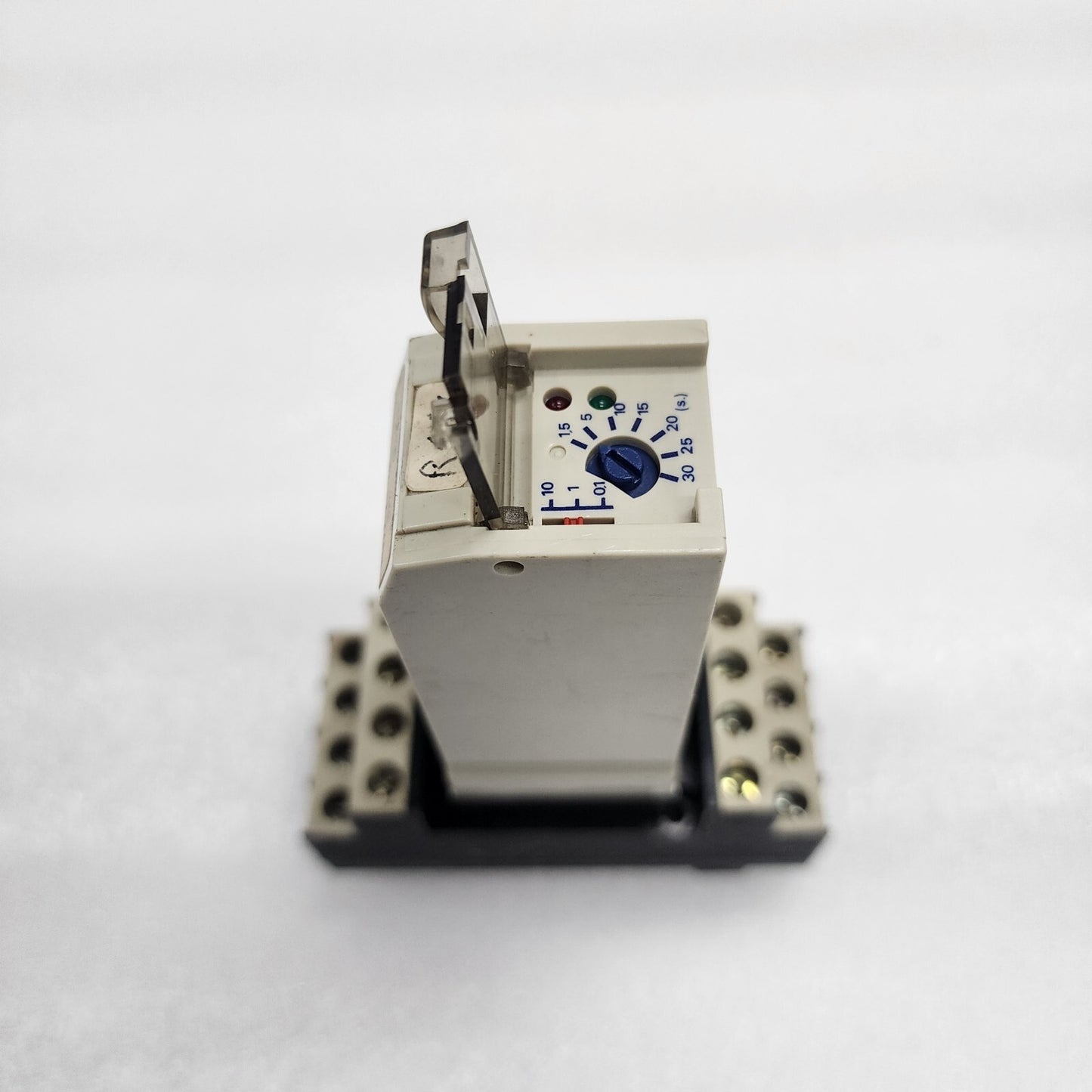 TELEMECANIQUE RHT418B ON DELAY TIMING RELAY WITH SUPPRESSOR