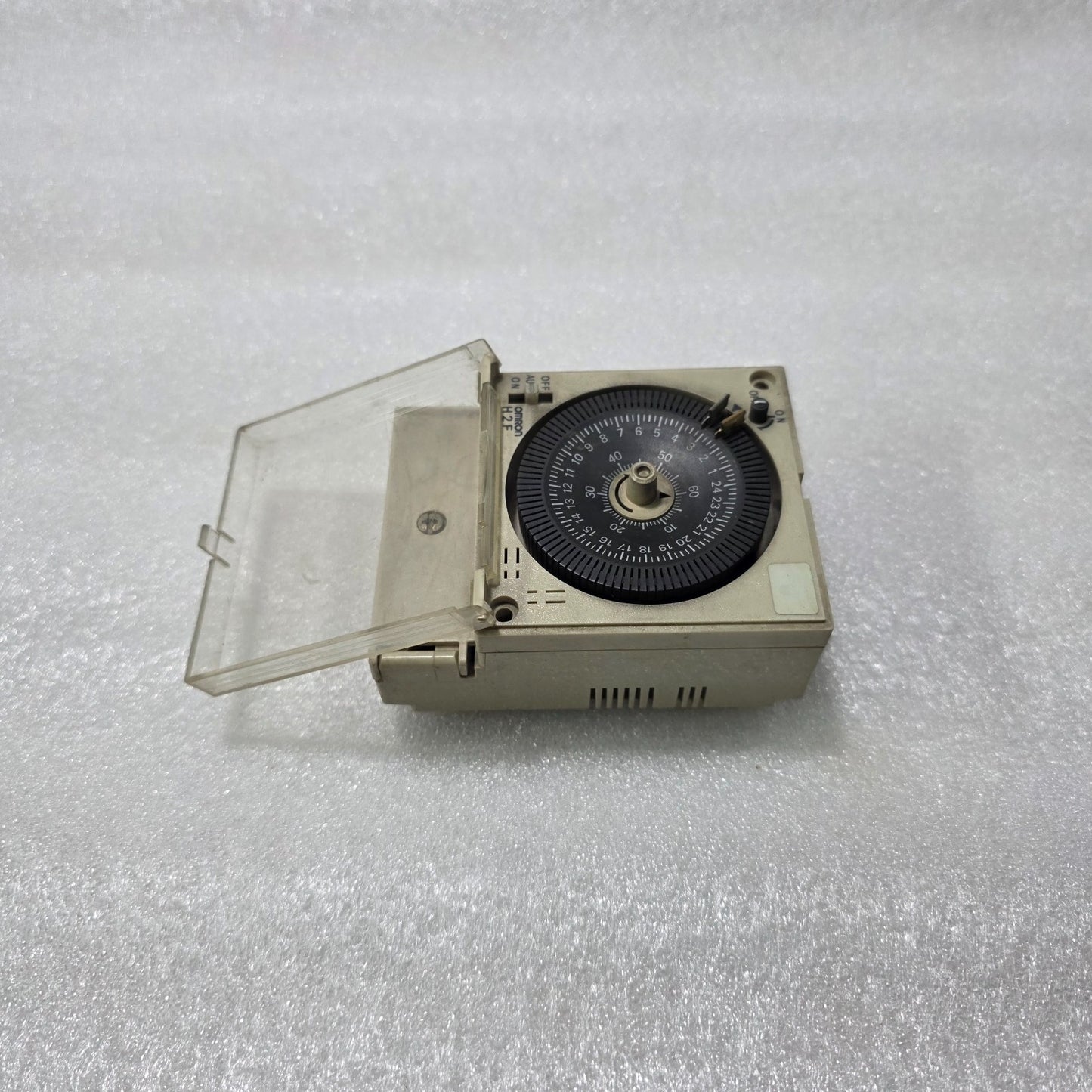 OMRON H2F‑DFC GENERAL USE TIME SWITCH – 24-HOUR MOTOR TIMER SWITCH, 15 A 250 VAC