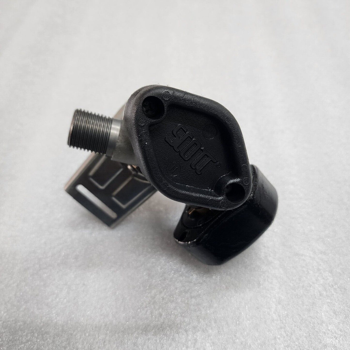 SCOTT BREATHING AIR CYLINDER VALVE 300 BAR THREAD M18