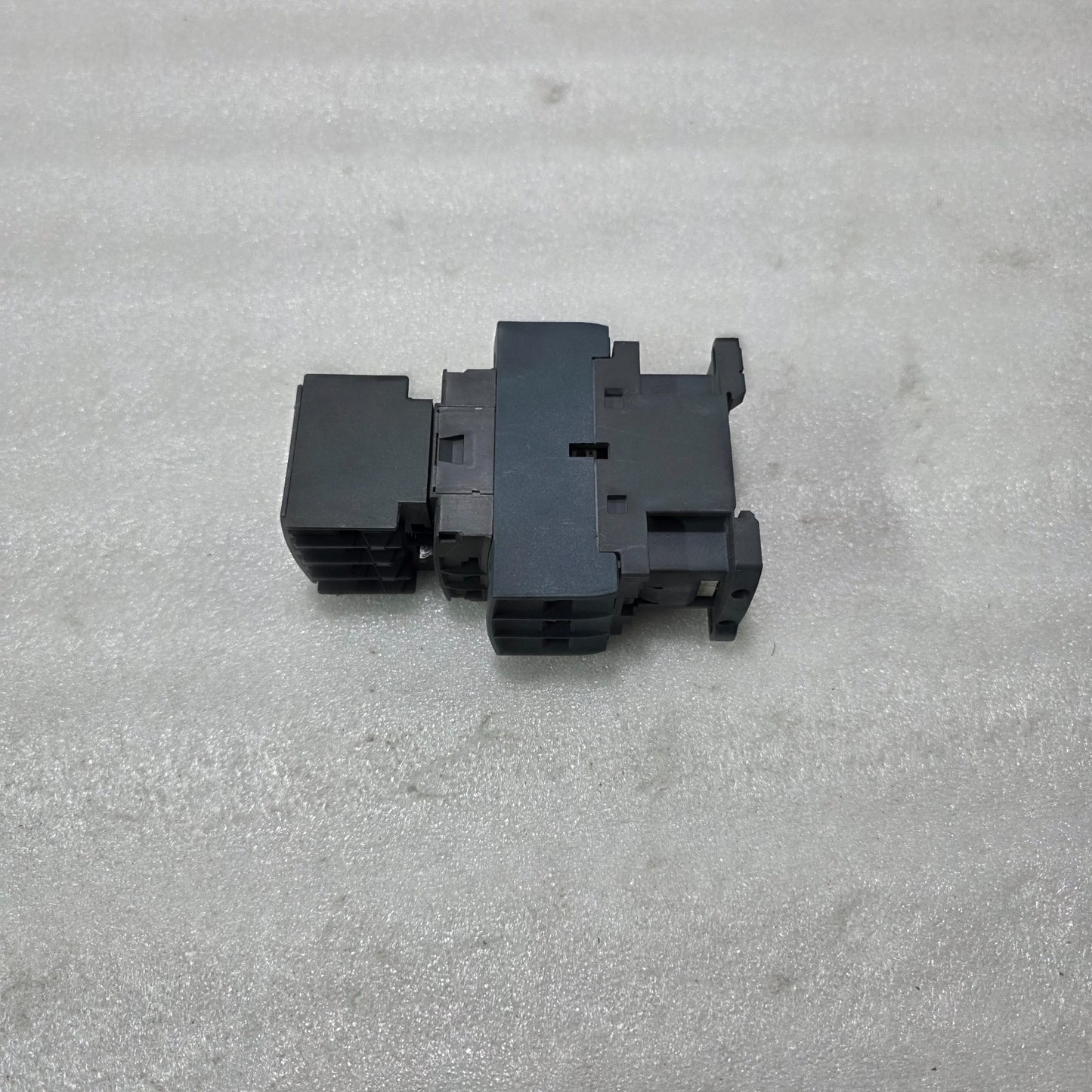 S ELECTRIC LC1D32 3P CONTACTOR 32A W/ LADN22 AUXILIARY CONTACT BLOCK