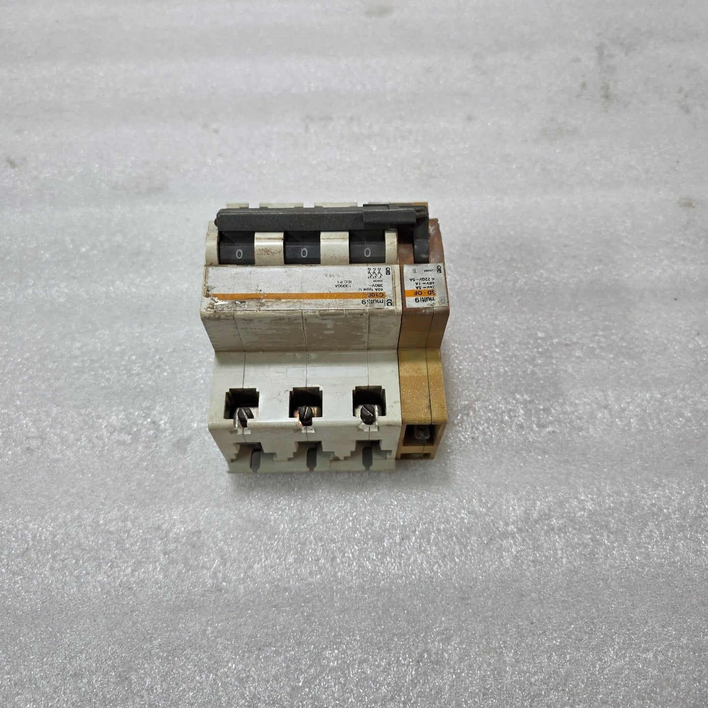 MERLIN GERIN MULTI9 C100 40A 3-POLE TYPE C MCB WITH SD-OF AUXILIARY CONTACT INDU