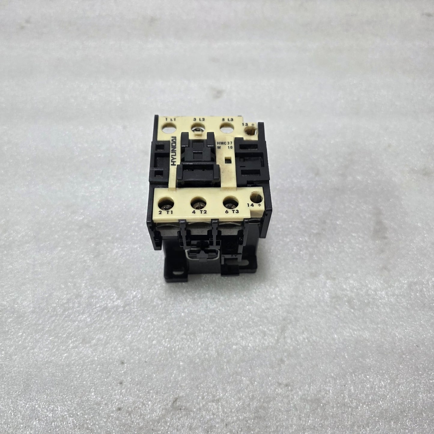 HYUNDAI HMC37 AC MAGNETIC CONTACTOR 3-POLE + 1NO COIL 100V 50Hz / 110V 60Hz