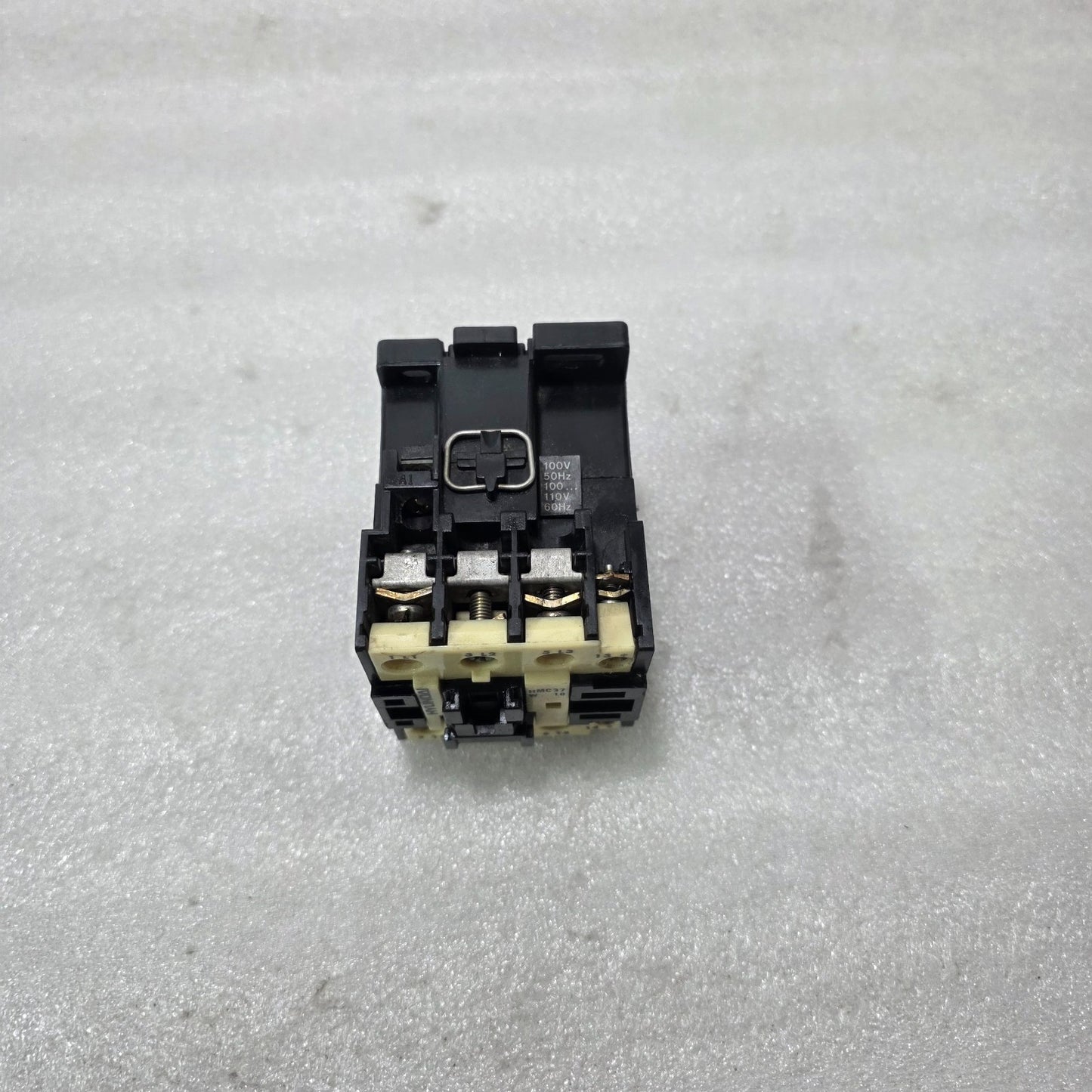 HYUNDAI HMC37 AC MAGNETIC CONTACTOR 3-POLE + 1NO COIL 100V 50Hz / 110V 60Hz
