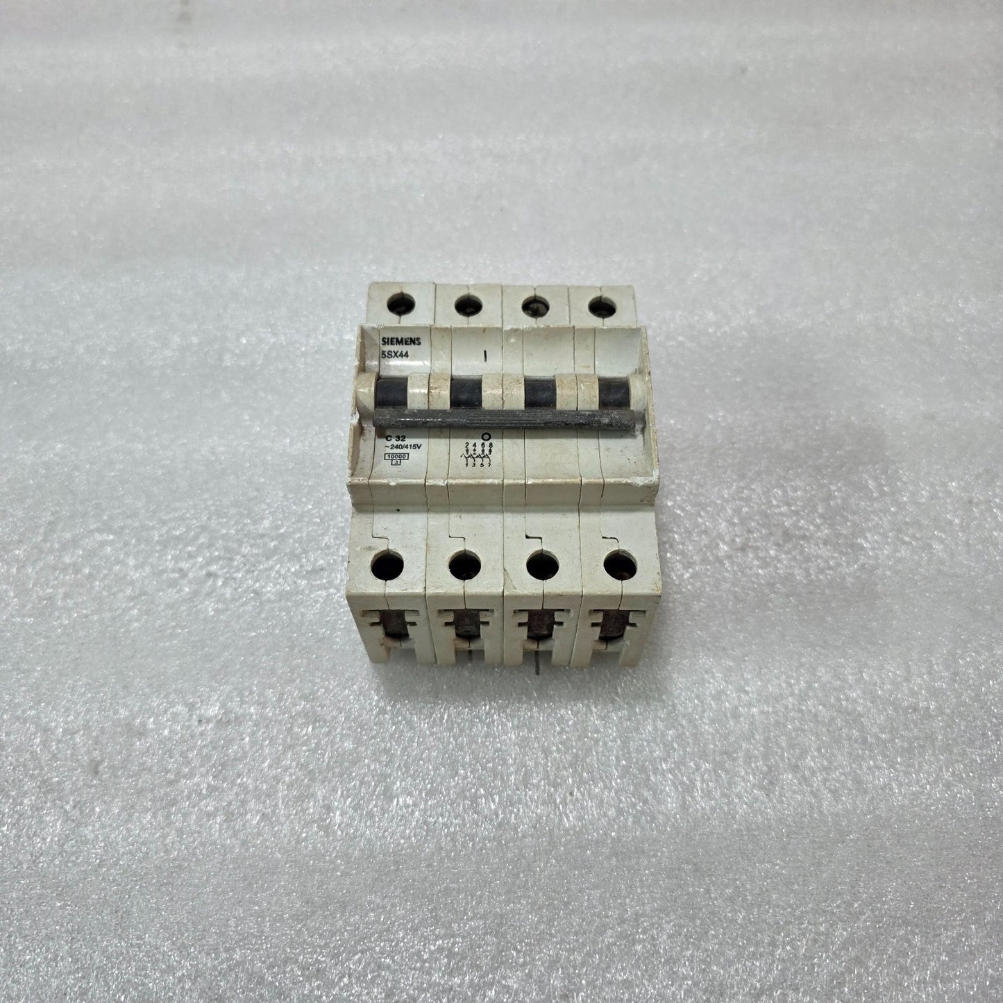 SIEMENS 5SX44 C32 4P FOUR POLE 32A MINIATURE CIRCUIT BREAKER MCB 240/415V 10KA