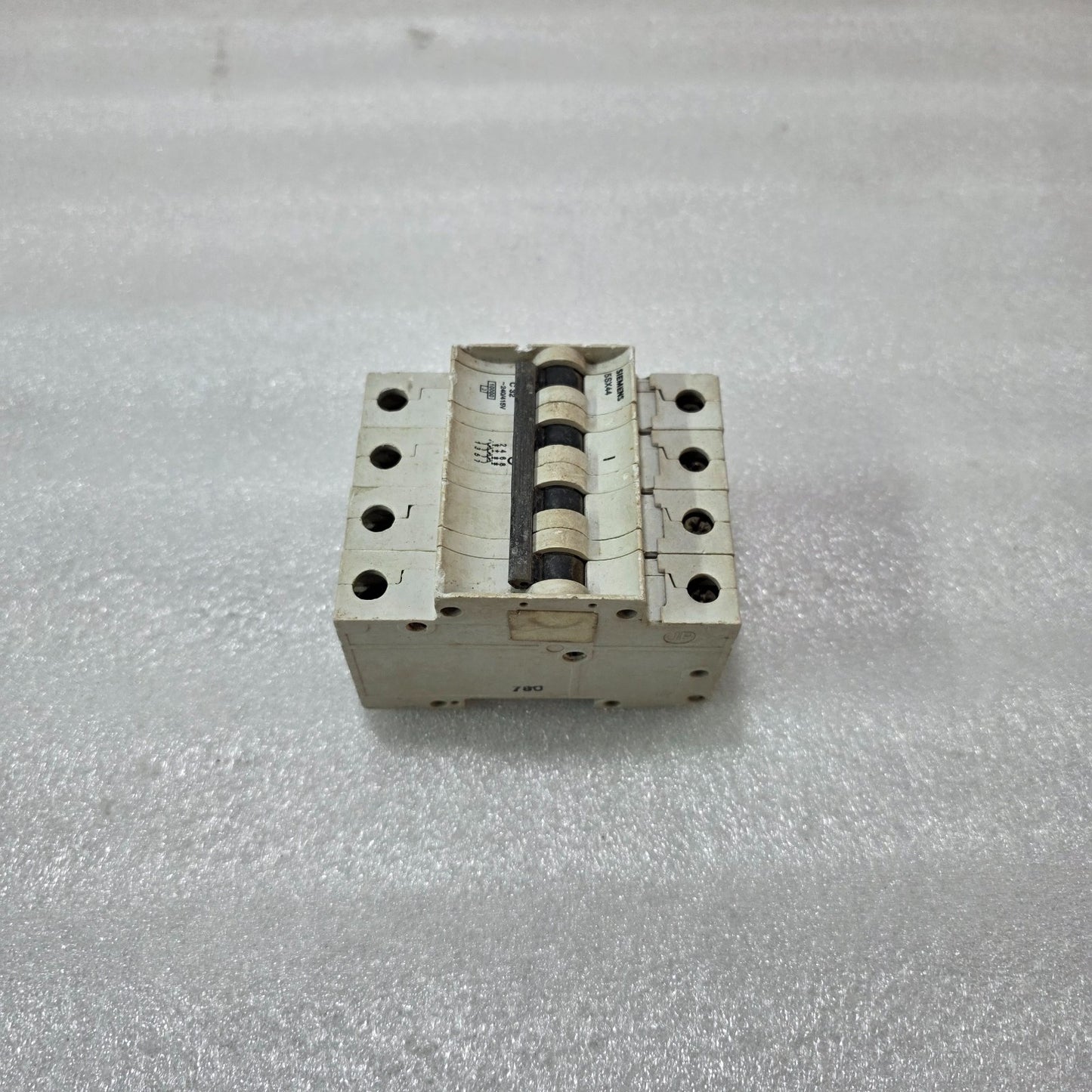 SIEMENS 5SX44 C32 4P FOUR POLE 32A MINIATURE CIRCUIT BREAKER MCB 240/415V 10KA