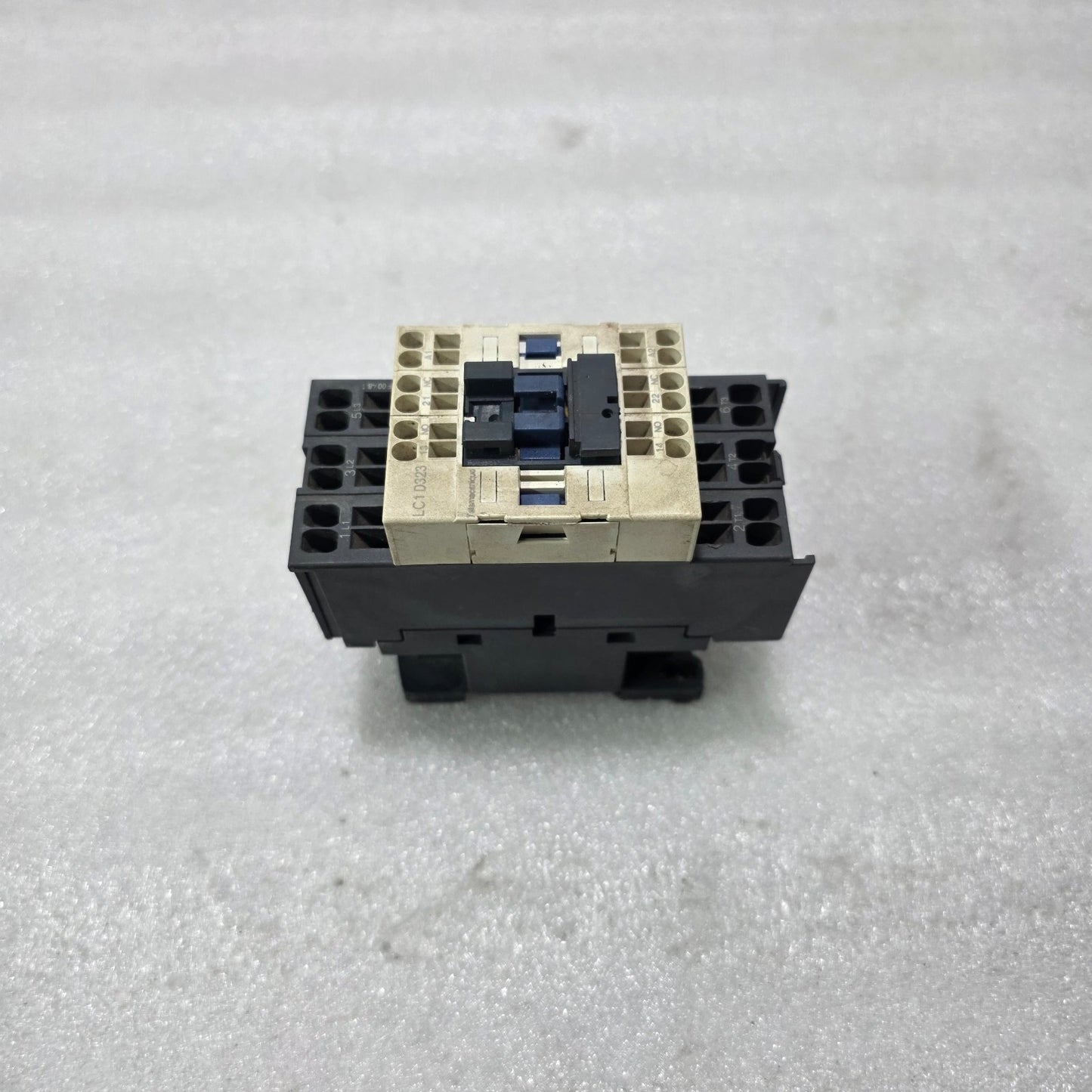 S ELECTRIC LC1D323 3 POLE AC CONTACTOR WITH 1NO + 1NC AUX + LAD4VE PLUG-IN COIL